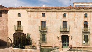 Un edificio histórico con fachada simétrica, varios balcones y una entrada central.