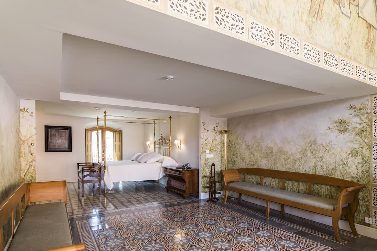 Exclusive Studio Suite | In-room safe, desk, soundproofing, iron/ironing board