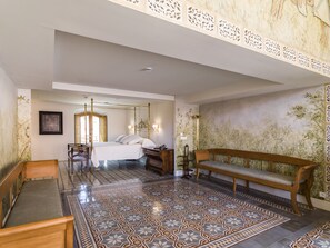 Exclusieve studio suite | Een kluis op de kamer, een bureau, geluiddichte muren