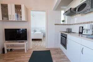 Kühlschrank, Mikrowelle, Ofen, Wasserkocher mit Kaffee-/Teezubehör