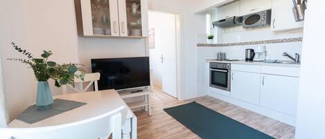 Réfrigérateur, micro-ondes, four, cafetière/bouilloire