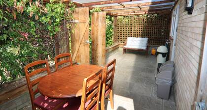 Lovely dog friendly 2 bed bungalow with parking