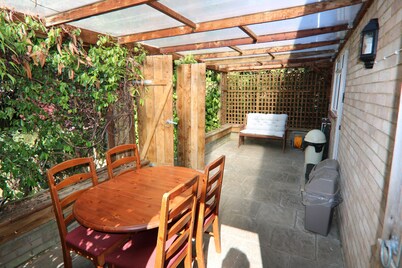 Lovely dog friendly 2 bed bungalow with parking