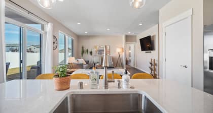 Modern Spacious Family Home w/ Hot Tub & Fire Pit