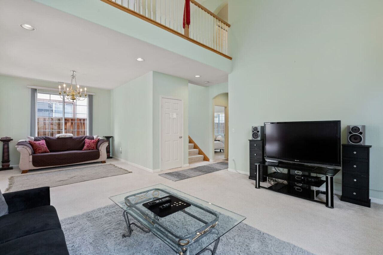 Spacious & Bright 4BD at Santana Row Near Apple HQ