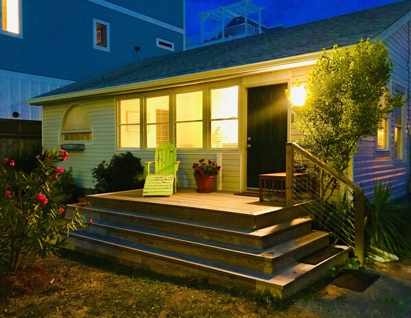 Exterior detail - Carolina Beach Cottage, Steps from Beach, Modern Renovation (Carolina Beach)