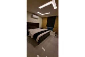 1 habitación, escritorio, tabla de planchar con plancha y wifi gratis 