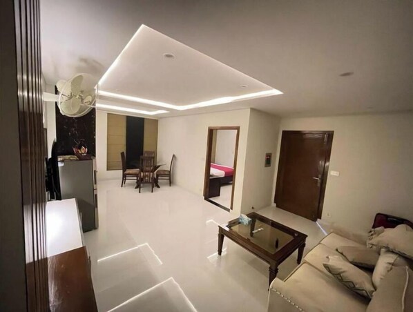 Smart TV, books - MIDWAY HOTEL & RESIDENCY - Studio Apartment Unit S4 (Lahore)