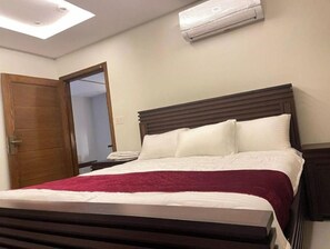 1 bedroom, desk, iron/ironing board, free WiFi - MIDWAY HOTEL & RESIDENCY - Studio Apartment Unit S4 (Lahore)