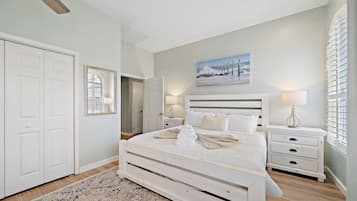 4 slaapkamers, een bureau, een strijkplank/strijkijzer, reisbedje