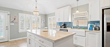 Kylskåp, mikrovågsugn, ugn och spishäll