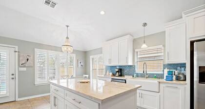 Kemah Pool Paradise, Walk to Park & Boardwalk