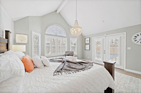 4 bedrooms, desk, iron/ironing board, travel cot