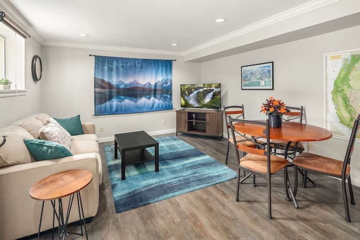 Mountain Themed Suite - Free Parking - Fast WIFI