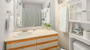 Ensemble douche/baignoire, sĂšche-cheveux, serviettes fournies, savon