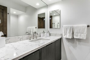 Shower, hair dryer, towels, soap - Ski-In Ski-Out Northwoods Condo Willow 414-Private Gated Community  (Vail)