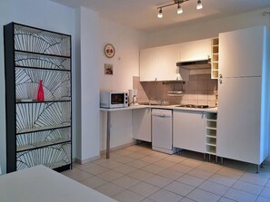 Réfrigérateur, micro-ondes, lave-vaisselle, grille-pain