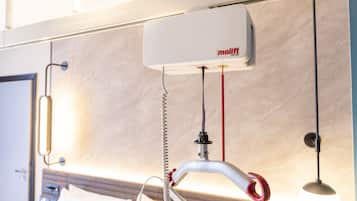 Un baño moderno con un perchero, un secador de manos y un purificador de aire instalado en la pared.