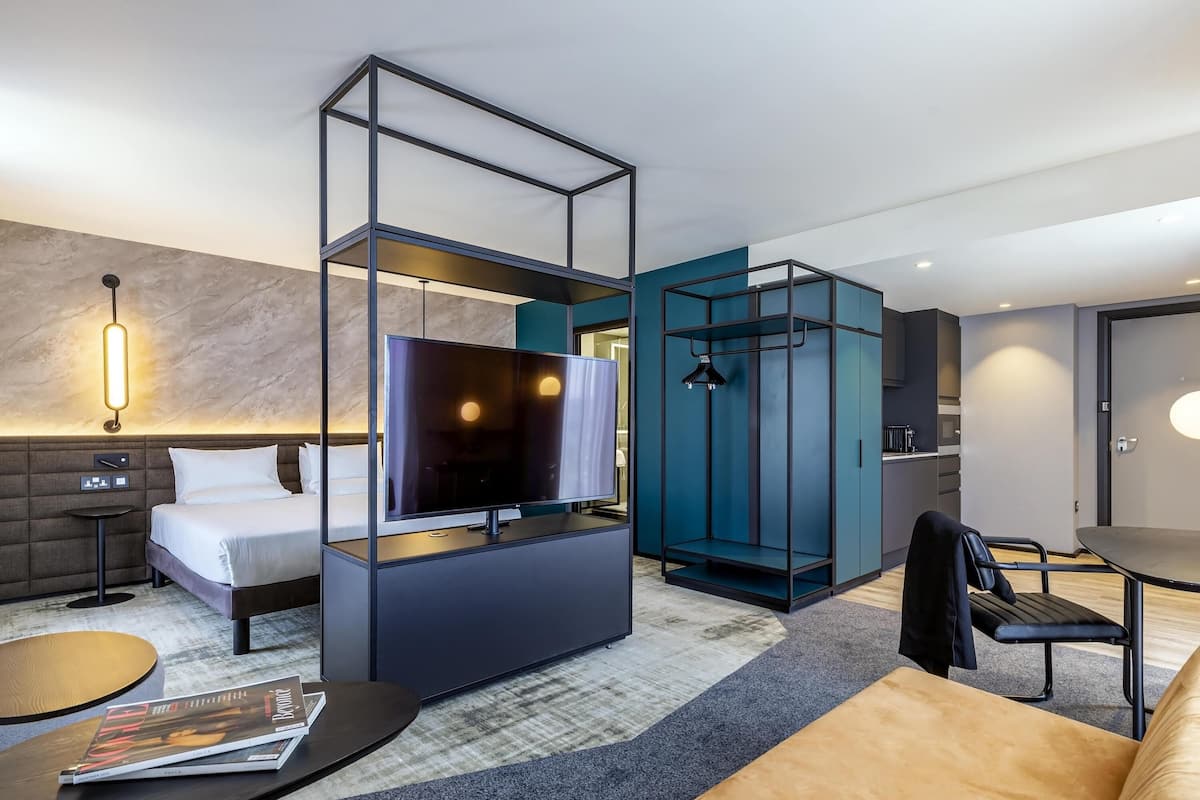 Studio, 1 King-Bett und Schlafsofa (Long Stay) | Zimmersafe, laptopgeeigneter Arbeitsplatz, Bügeleisen/Bügelbrett