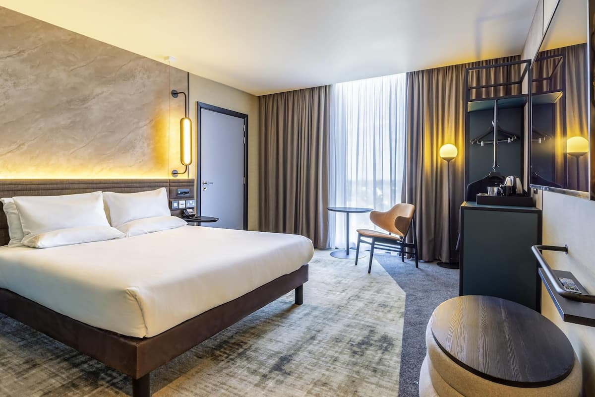 Rom – standard, 1 kingsize-seng, tilgjengelighetstilpasset | Safe på rommet, individuelt dekorert og skrivebord for bærbar PC