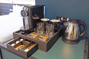 Chambre Exécutive, 1 très grand lit | Café et/ou machine à café