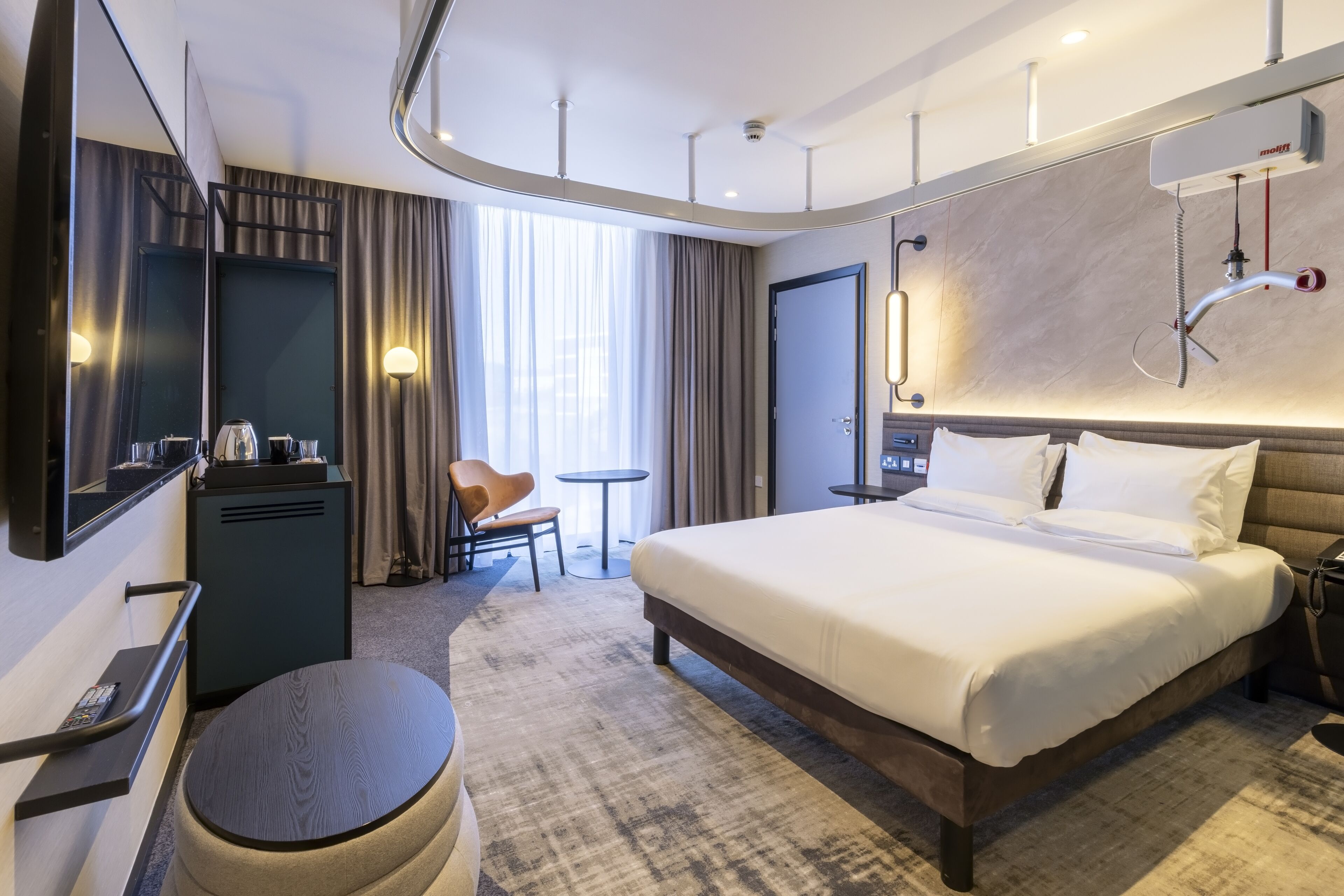 standard room, 1 king bed, accessible | in-room safe, individually decorated, laptop workspace