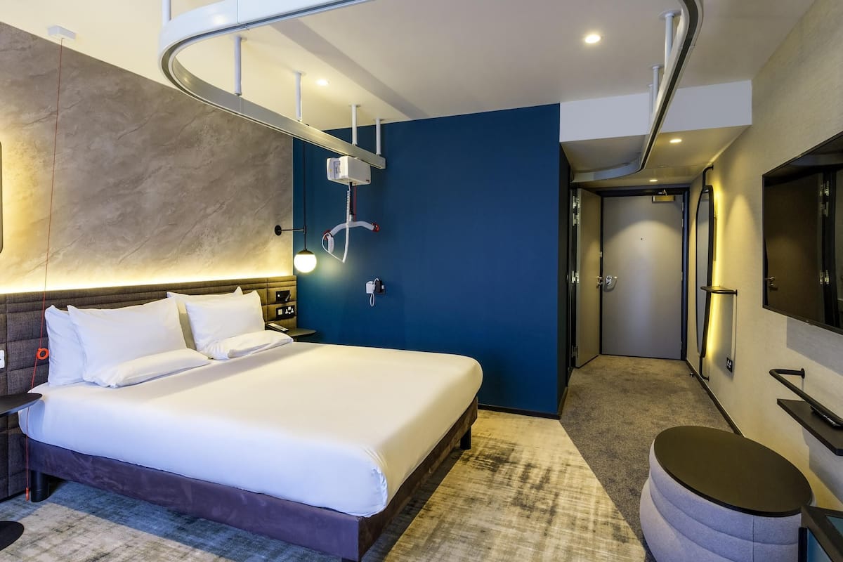 Chambre Standard, 1 très grand lit, accessible aux personnes à mobilité réduite
