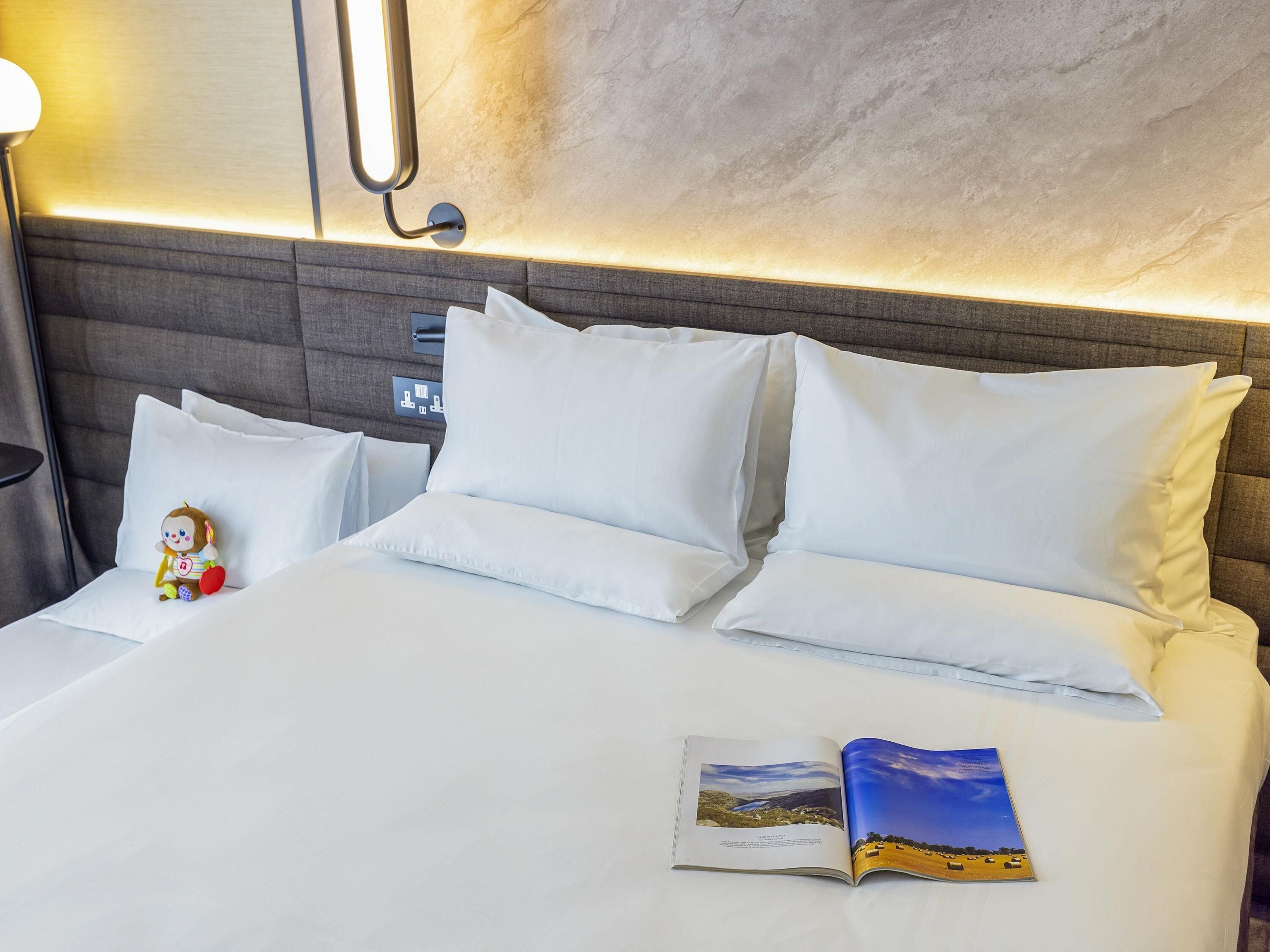 Quarto standard, várias camas | Cofres nos quartos, individualmente decorados