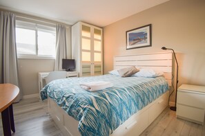 3 bedrooms, desk, iron/ironing board, free WiFi - Cozy Main Floor Suite, 3bdr-5ppl, practical & great city access (Calgary)