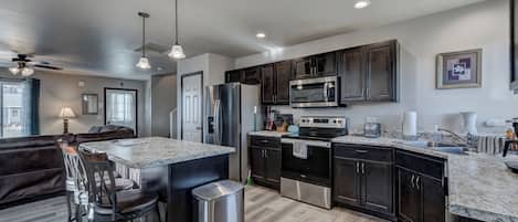 Refrigerador, microondas, horno y parrilla de estufa