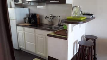 Een koelkast, een magnetron, een kookplaat