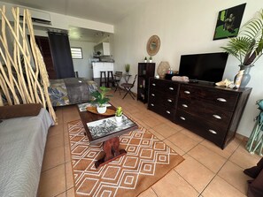 Bureau, fer et planche à repasser, lit parapluie, Wi-Fi gratuit