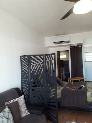 Desk, iron/ironing board, travel crib, free WiFi - Studio "Entre Terre et Mer" Residence Anse des Sables (Marigot)