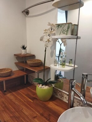 Regadera, toallas, jabón, papel de baño 