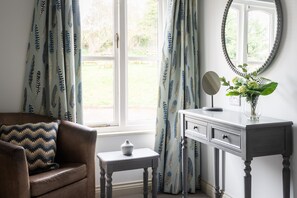 (01) Large Double Room | Iron/ironing board, travel crib, free WiFi, bed sheets - Kings Arms Otterton (Budleigh Salterton)