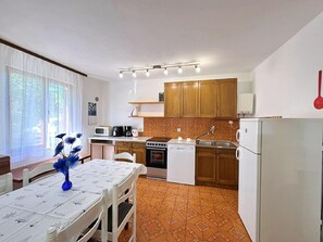 Fridge, microwave, oven, dishwasher