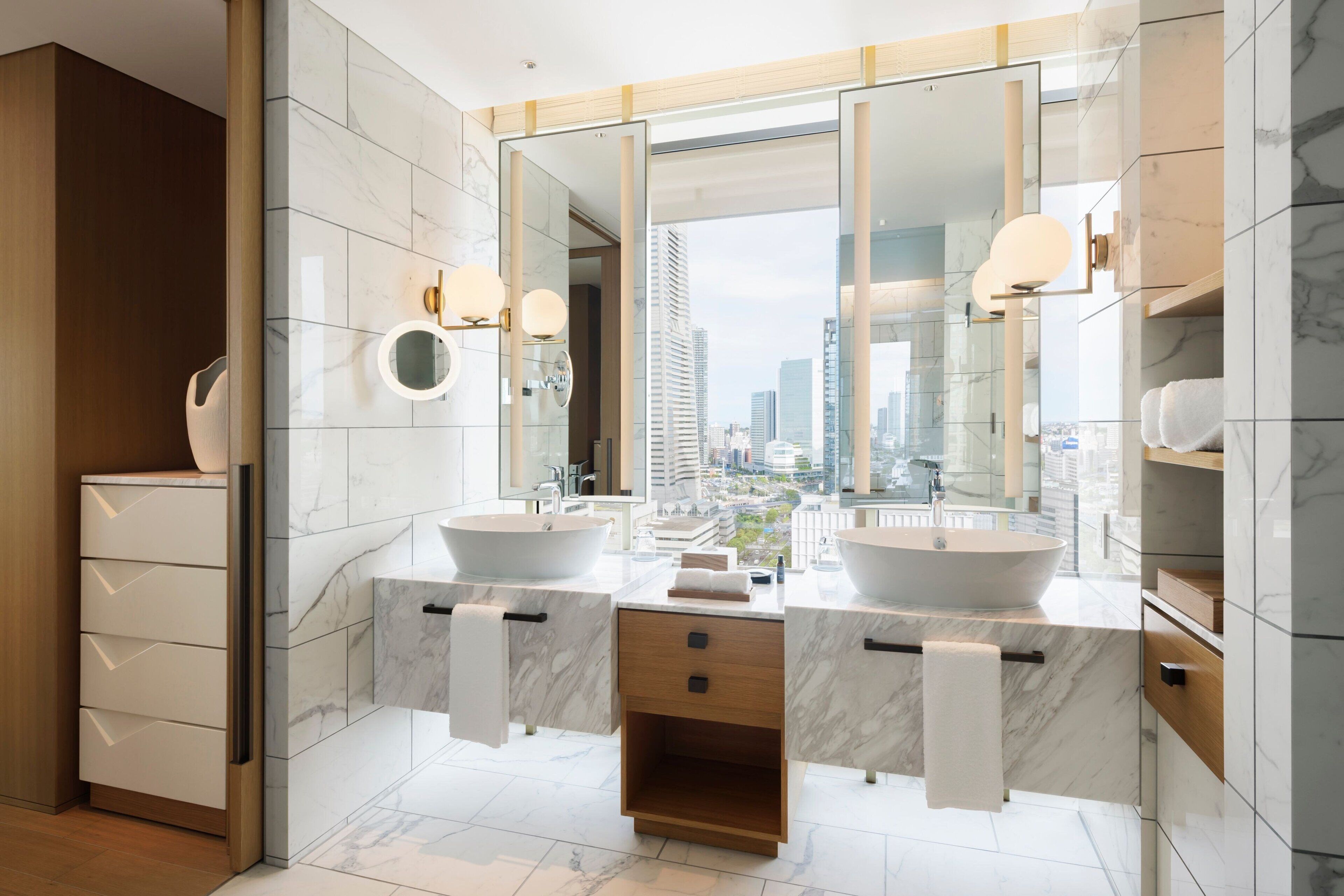 executive suite, 1 king bed, non smoking | bathroom | separate bathtub and shower, deep-soaking bathtub