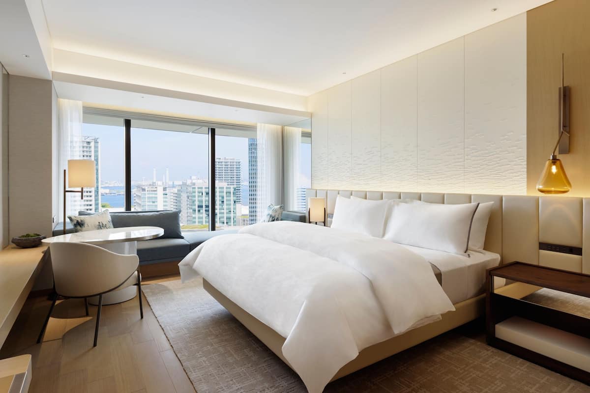 Bay Room, 1 King Bed, Non Smoking (View) | Premium bedding, in-room safe, desk, laptop workspace