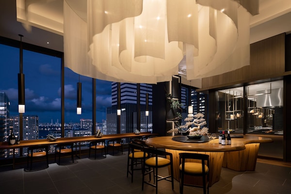 3 間餐廳,供應早餐、午餐和晚餐,國際料理