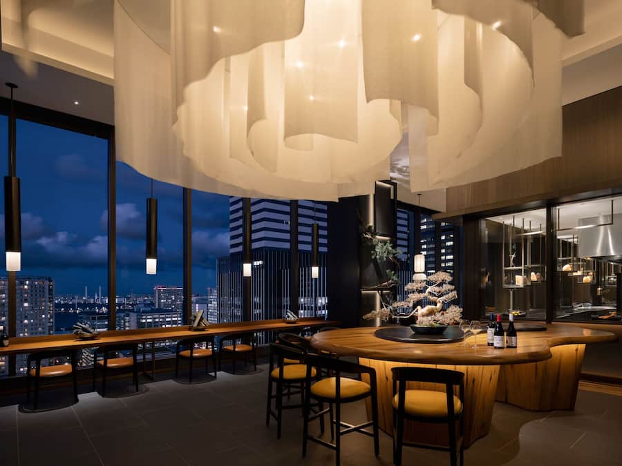 3 restaurants, breakfast, lunch, dinner served; international cuisine