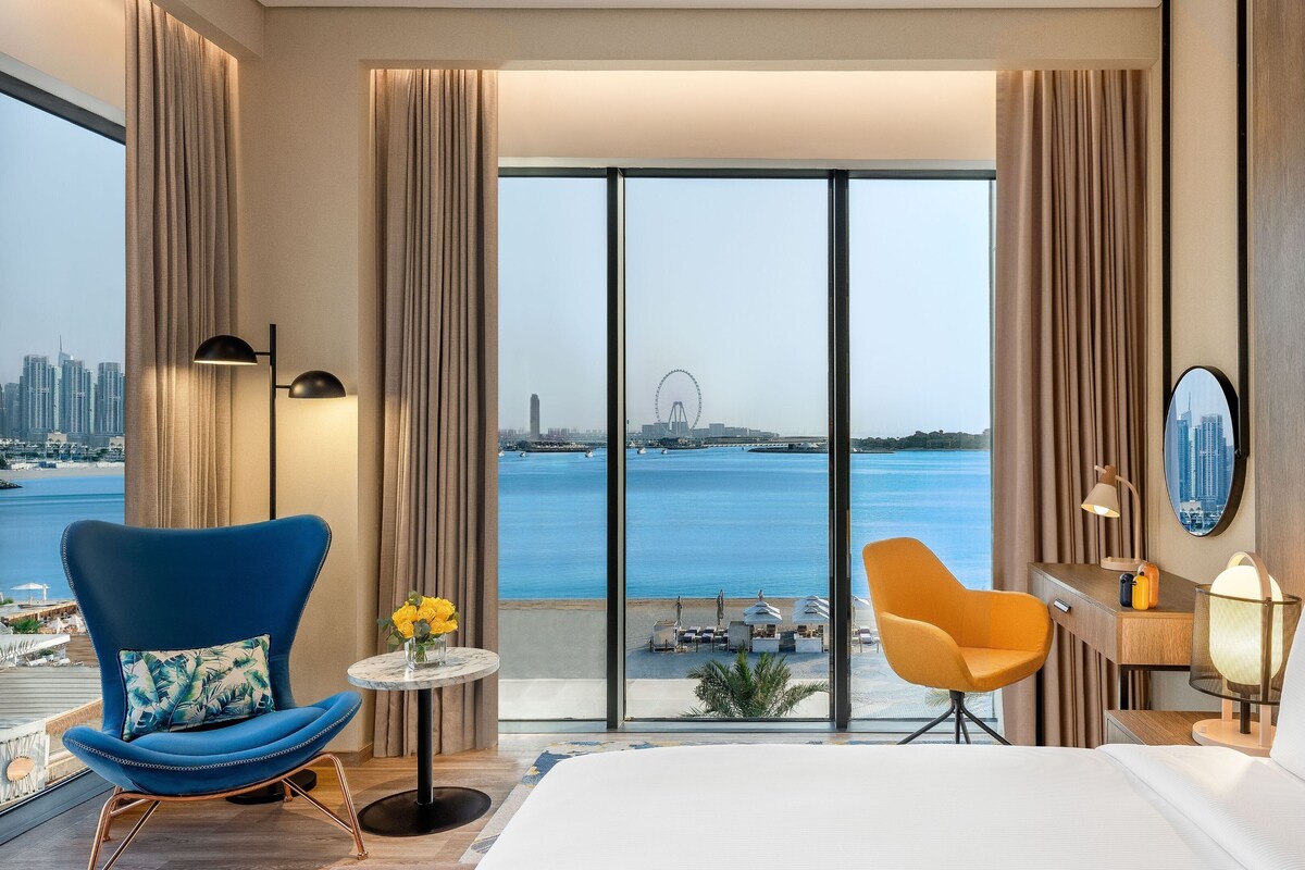 豪華客房, 1 張特大雙人床, 海灘景觀, 海濱 (Panoramic Beachfront View) | 高級寢具、舒適加層、客房內保險箱、書桌