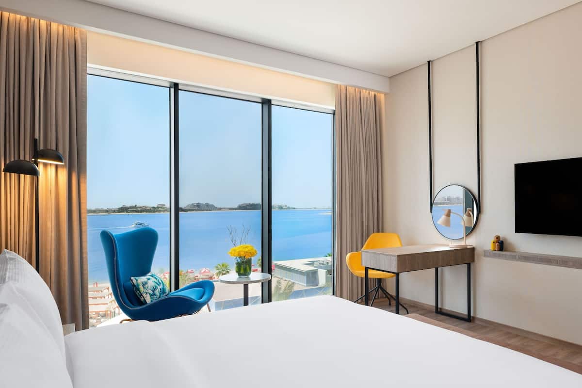 Deluxe-rum - 1 kingsize-säng - utsikt mot stranden - mot vattnet (Palm Beachfront View) | 1 sovrum, sängtillbehör av högsta kvalitet och bäddmadrasser