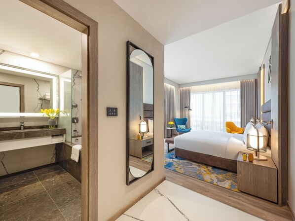 Deluxe Room, 1 King Bed, Balcony, Sea View (Palm Side Sea View) | Premium bedding, pillowtop beds, in-room safe, individually decorated - voco Dubai the Palm by IHG (Dubai)