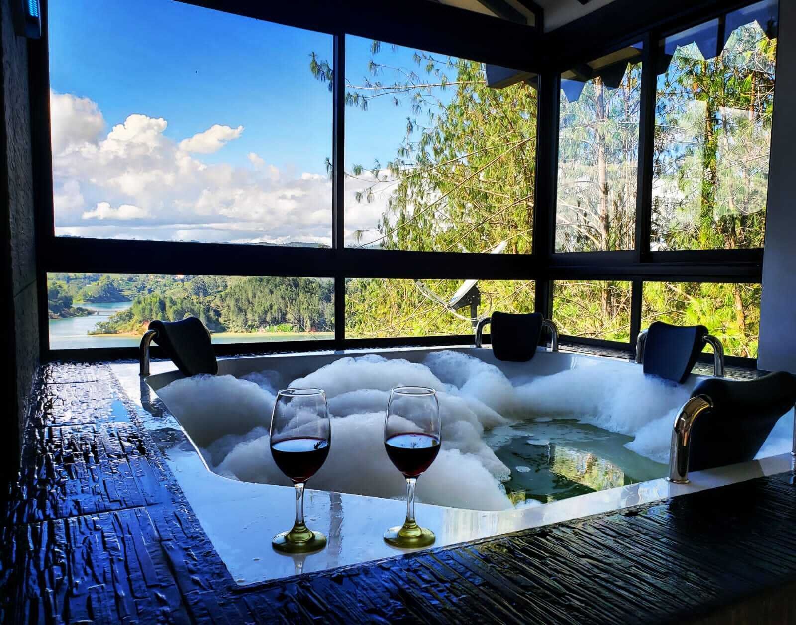 Cabin Inside the MONTE GANDOLFO GUATAPE condominium. Up to 12 people with JACUZZI