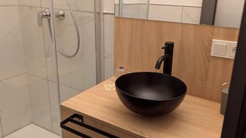 Deluxe-Doppelzimmer, eigenes Bad | Badezimmer