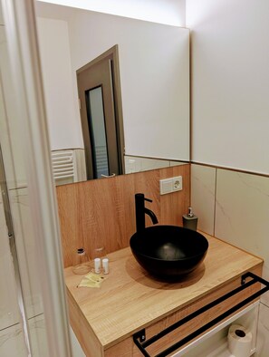 Deluxe Double Room, Private Bathroom | Bathroom - Hotel Tausendschön (Sudbrookmerland)