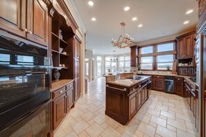 Jääkaappi, mikroaaltouuni, uuni, astianpesukone