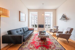 Een televisie en boeken