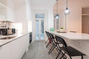 Geladeira, micro-ondas, fogão, cooktop