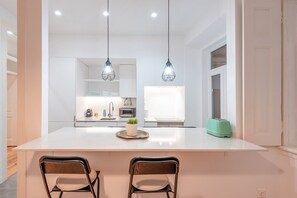 Kylskåp, mikrovågsugn, ugn och spishäll